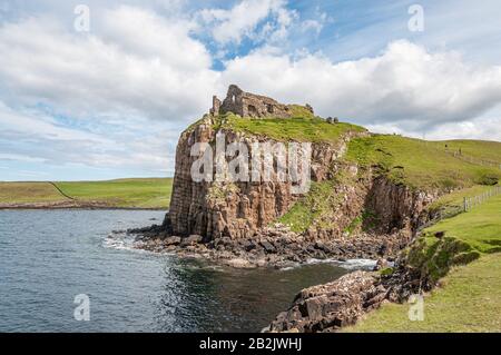 Vista delle rovine del castello di Duntulm che si affaccia sulle scogliere dell'isola di Skye Foto Stock