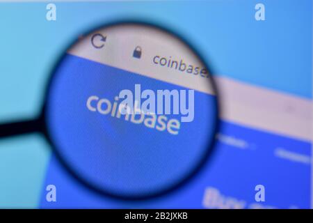 NY, USA - 29 FEBBRAIO 2020: Homepage del sito web di coinbase sul display di PC, url - coinbase.com. Foto Stock
