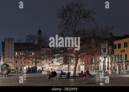 Vista notturna di Piazza campo Santa Margherita, una delle piazze più grandi di Venezia Foto Stock