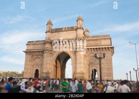 Persone al Gateway of India, il quartiere turistico di Mumbai e il più famoso punto di riferimento Foto Stock