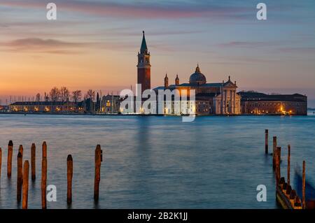 Alba colorata sul canale della Giudecca fino all'isola di San Georgio maggiore, con il suo campanile e la chiesa disegnata da Palladio, Venezia, Italia Foto Stock