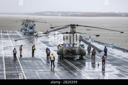 Un Chinook, e due elicotteri Merlin sul ponte della Royal Navy Aircraft Carrier HMS Prince of Wales come si trova di fronte al Royal Liver Building dopo che è attraccato a Liverpool per una visita della città per una settimana. Foto PA. Data Immagine: Martedì 3 Marzo 2020. Photo credit dovrebbe leggere: Peter Byrne/PA Filo Foto Stock