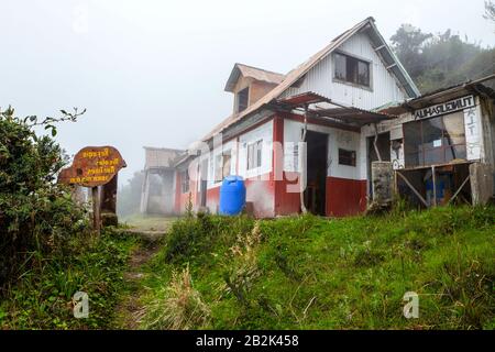 Nicolas Martines rifugiato sul vulcano Tungurahua Banos Ecuador Foto Stock