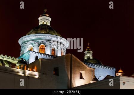 Cupole di Iglesia de la Merced Chiesa di notte Quito Ecuador Foto Stock