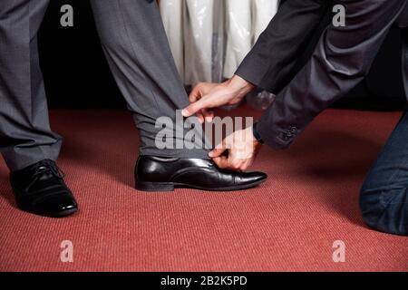 Immagine ritagliata dei pantaloni da uomo da misura su misura Foto Stock