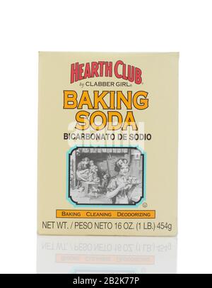 Irvine, CALIFORNIA - 22 MAGGIO 2019: Una scatola di HEarth Club Baking Soda da Clabber Girl. Il bicarbonato di sodio viene utilizzato per la cottura, la pulizia e la deodorazione Foto Stock