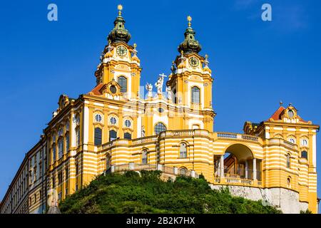 L'Abbazia di Melk o Stift Melk è un austriaco Abbazia benedettina e uno del mondo più famosi siti monastici è situato sopra la città di Melk su un Ro Foto Stock