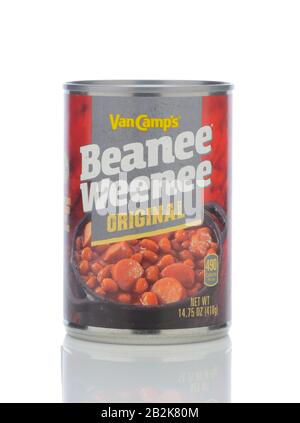 Irvine, CALIFORNIA - 23 MAGGIO 2019: Una lattina di Van Camps Beanee Weenee Originale, tagliare hot dog mescolato con fagioli al forno, Da Conagra Brands. Foto Stock