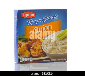 Irvine, CALIFORNIA - 22 MAGGIO 2019: Una scatola di Lipton Recipe Secrets Onion Soup e Dip Mix. Foto Stock