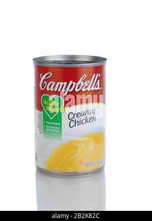 Irvine, CA - 11 gennaio 2013: Una lattina di Campbells Condensed Crema di zuppa di pollo. Con sede centrale a Camden, New Jersey, i prodotti Campbell sono venduti Foto Stock