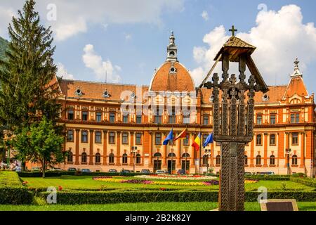 Il vecchio edificio in Brasov Romania sede della prefettura della città Foto Stock