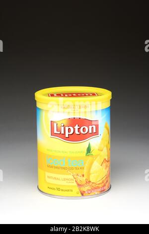 Irvine, CA - 11 gennaio 2013: Una lattina di 10 quarte di Lipton Iced Tea Mix Natural Lemon Sapore. Il tè freddo rappresenta circa l'85% di tutto il tè consumato nell'unità Foto Stock