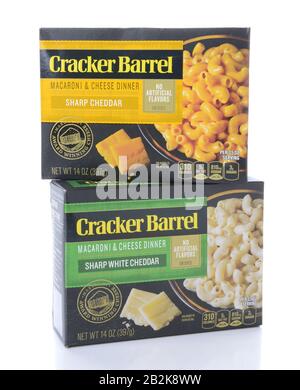 Irvine, California - 15 AGOSTO 2016: Cracker Barrel Macaroni e Cheese. Due scatole del pasto confezionato della Kraft Heinz Company. Foto Stock