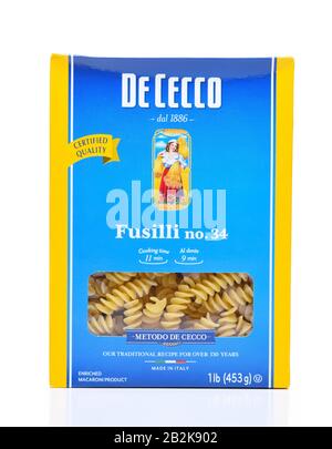 Irvine, CALIFORNIA - 4 dicembre 2018: Una scatola di pasta De Cecco Fusilli. De Cecco è un'azienda italiana che produce pasta secca, farina e altri prodotti alimentari correlati Foto Stock