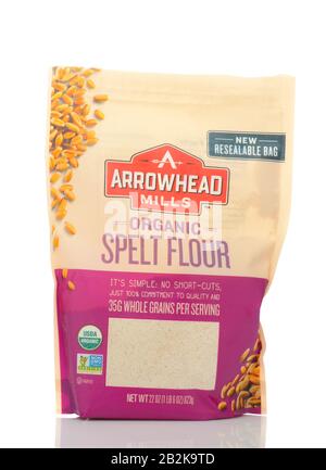 Irvine, CALIFORNIA - 22 MAGGIO 2019: Una borsa di Flour Di Farro Organico di Arrowhead Mills. Foto Stock