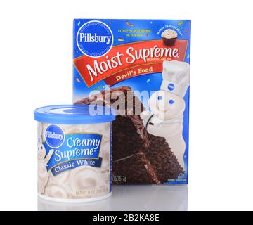 Irvine, Ca - 05 Gennaio 2014: Pillsbury Supreme Devils Supreme Food Cake Mix E White Frosting. Pillsbury fondata nel 1872 da Charles Alfred Pillsbury, Foto Stock