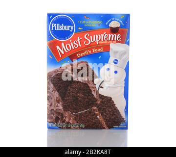 Irvine, Ca - 05 Gennaio 2014: Pillsbury Supreme Devils Food Cake Mix. Pillsbury fondata nel 1872 da Charles Alfred Pillsbury, è ora di proprietà di Th Foto Stock