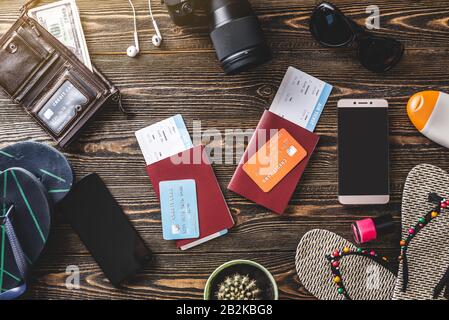 Preparandosi per un viaggio per una coppia durante la loro luna di miele. Cose in vacanza per lui e per lei. Biglietti aerei, denaro, carte di credito, passaporti, telefoni Foto Stock