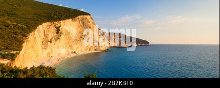 Bellissima foto panoramica della famosa spiaggia di Porto Katsiki sull'isola di Lefkada, Grecia. Foto Stock