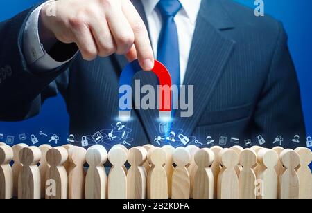 L'uomo con un magnete raccoglie i dati personali dagli utenti in linea della folla. Raccolta di informazioni aziendali sensibili, monitoraggio del traffico Web. Spionaggio Foto Stock