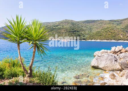 Bella stagione vicino alla spiaggia di Mikros Gialos nel villaggio di Poros, isola di Lefkada, Grecia. Foto Stock