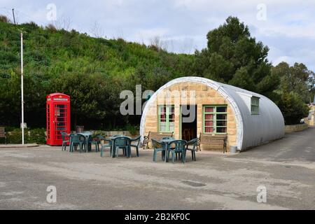 Nissen capanna usato come un caffè e zona di riposo a Malta. Foto Stock