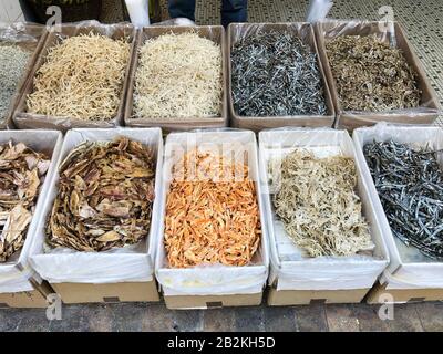 Gamberi secchi, crostacei e frutti di mare sul mercato del pesce a Hong Kong, Cina Foto Stock