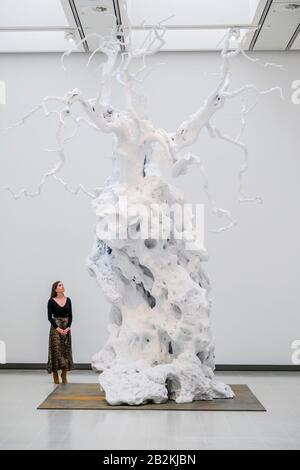 Hayward Gallery, Londra, Regno Unito. 3rd Mar 2020. Ugo Rondinone, Wind Moon, 2011 - Tra Gli Alberi della Hayward Gallery, una nuova mostra che riimmagina come pensiamo agli alberi e alle foreste e come hanno plasmato la civiltà umana. A cura di Hayward Gallery Director, Ralph Rugoff, lo spettacolo include foreste pluviali colombiane, giungle in Giappone, oliveti in Israele, boschi scandinavi e una foresta sotterranea in Sud Africa. È Attivo Dal 4 Marzo Al 17 Maggio 2020. Credito: Guy Bell/Alamy Live News Foto Stock