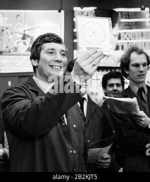 Un portiere mostra l'autoritratto di John Lennon a penna e inchiostro da vendere in un'asta di cimeli rock a Sotheby's, Londra. Foto Stock