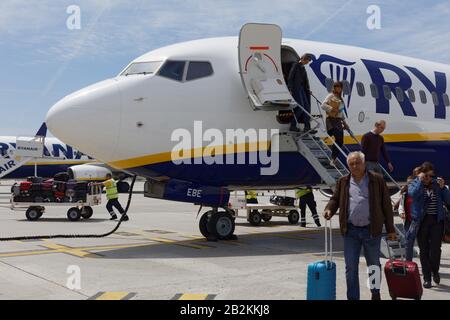 I passeggeri sbarcano dal volo Ryanair nell'aeroporto di Porto, Portogallo Foto Stock