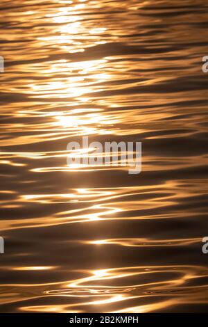 Riflesso del sole in onde Foto Stock