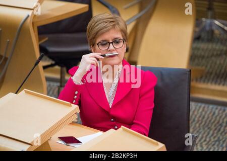 Edimburgo, Regno Unito. 3rd Mar, 2020. Nella foto: Nicola Sturgeon MSP - Primo Ministro della Scozia e leader del Partito Nazionale Scozzese (SNP). Dichiarazione ministeriale del ministro della Sanità, Jeane Freeman MSP sullo stato di Coronovirus e sulla disponibilità della Scozia a mitigare la diffusione del virus in tutta la Scozia. Scene del Parlamento scozzese a Holyrood, Edimburgo. Credito: Colin Fisher/Alamy Live News Foto Stock