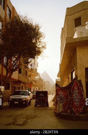 Fotografia di viaggio - il quartiere di Giza e la Grande Piramide Cheope o Khufu a Giza il Cairo in Egitto in Nord Africa Medio Oriente Foto Stock