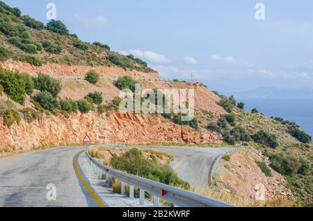 Vista aerea sulla curva della strada di montagna, Datca Foto Stock