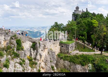 Mura in pietra fortificata e torri del castello lungo le montagne di San Marino nell'Europa meridionale Foto Stock