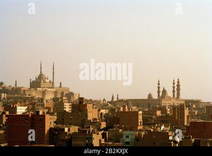 Fotografia di viaggio - Vista del paesaggio urbano sui distretti islamici Fatimidi alla Cittadella della città del Cairo in Egitto in Nord Africa Medio Oriente Foto Stock