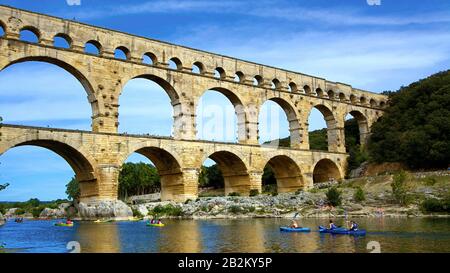 Pont du Gard sul fiume Gardon, acquedotto romano, Gard, Occitanie, Francia, Europa Foto Stock