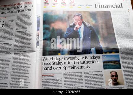 Guardian Financial page headline 'Watchdog investigare Barclays boss Stanley dopo che le autorità statunitensi hanno passato le email di Epstein' Febbraio 2020 Londra UK Foto Stock