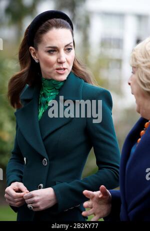 La duchessa di Cambridge, parla con la moglie Sabina del presidente Michael D. Higgins, durante un incontro presso la residenza presidenziale ufficiale Aras an Uachtarain a Dublino, Irlanda. Foto PA. Data Immagine: Martedì 3 Marzo 2020. Vedi la storia di PA ROYAL Cambridge. Photo credit dovrebbe leggere: Filo Phil Noble/PA Foto Stock