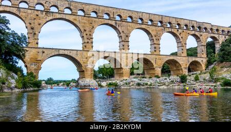 Pont du Gard sul fiume Gardon, acquedotto romano, Gard, Occitanie, Francia, Europa Foto Stock