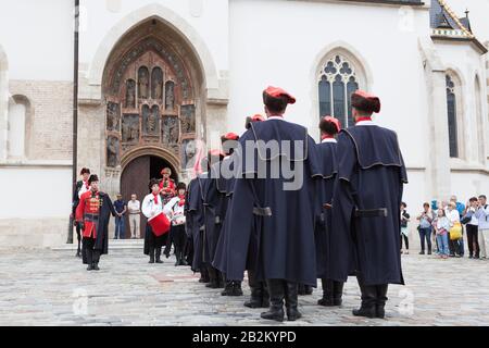 Cerimonia del Cambio della Guardia del Reggimento Cravat in Piazza San Marco. Zagabria, Croazia Foto Stock