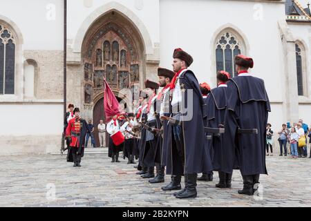 Cerimonia del Cambio della Guardia del Reggimento Cravat in Piazza San Marco. Zagabria, Croazia Foto Stock