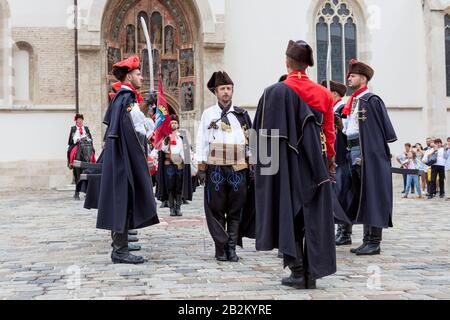 Cerimonia del Cambio della Guardia del Reggimento Cravat in Piazza San Marco. Zagabria, Croazia Foto Stock