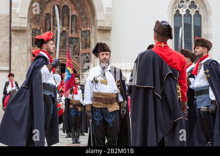 Cerimonia del Cambio della Guardia del Reggimento Cravat in Piazza San Marco. Zagabria, Croazia Foto Stock