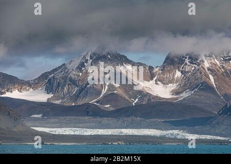Ghiacciaio di Spitsbergen. Dintorni bellissimi. Foto Stock