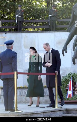 Il Duca e la Duchessa di Cambridge dopo aver prestato un giuramento durante una visita al Giardino della memoria, Uachtarain, Dublino, come parte della loro visita di tre giorni nella Repubblica d'Irlanda. Foto Stock