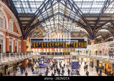 Stazione ferroviaria di Liverpool Street, Londra, Regno Unito Foto Stock