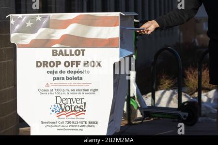 Denver, Stati Uniti. 03rd Mar, 2020. Un elettore abbandona lo scrutinio per il 2020 Presidential Democratic Primary il Super Tuesday a Denver, Colorado, martedì 3 marzo 2020. Foto di Bob Strong/UPI Credit: UPI/Alamy Live News Foto Stock