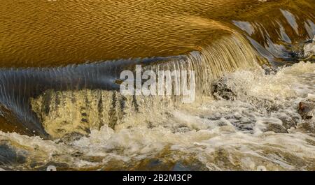 cascata sul fiume su weir rotto, stribro Foto Stock