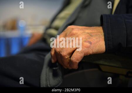 Alter Mann, Pflege, Krankheit Foto Stock